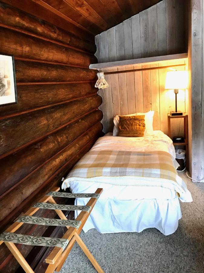 The Surf Lodge And Pub Gabriola Exteriör bild