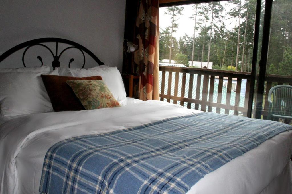 The Surf Lodge And Pub Gabriola Exteriör bild